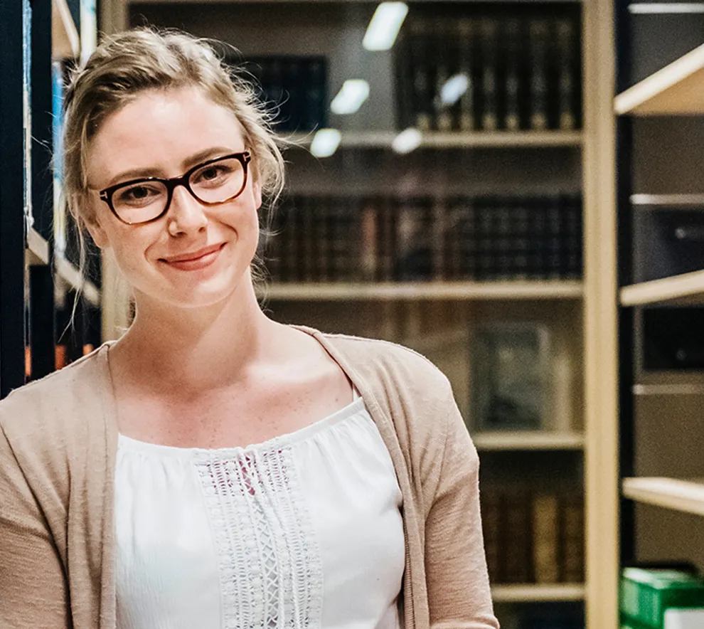 smilende ung dame i arkiv