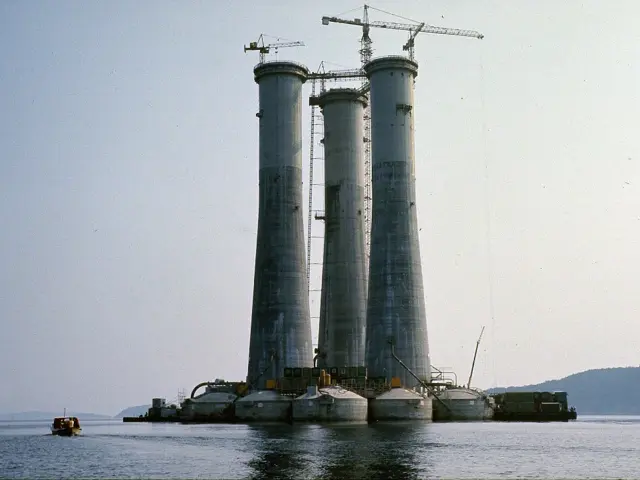 Gammel bilde av Ekofisk under bygging
