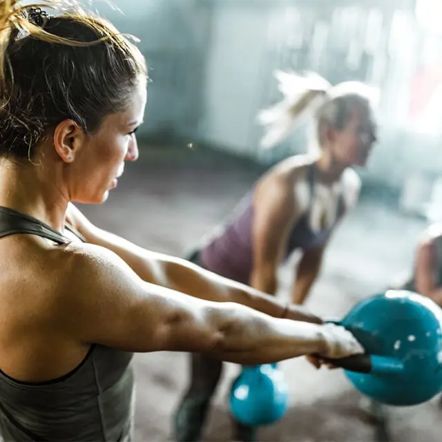 Kvinne med kettlebells