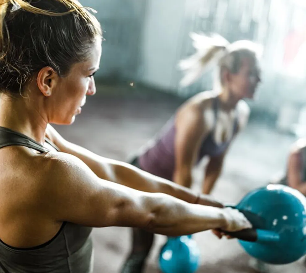 Kvinne med kettlebells