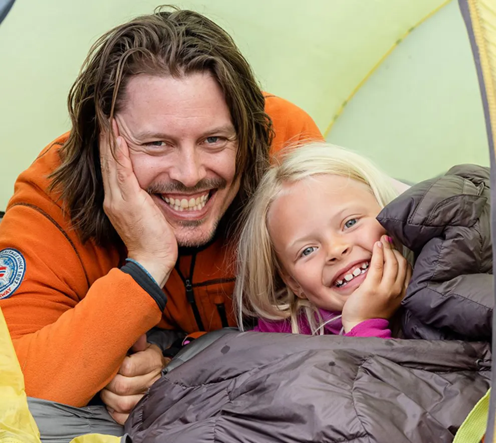 Alexander Read med datteren Mina i teltåpningen på tur i naturen 