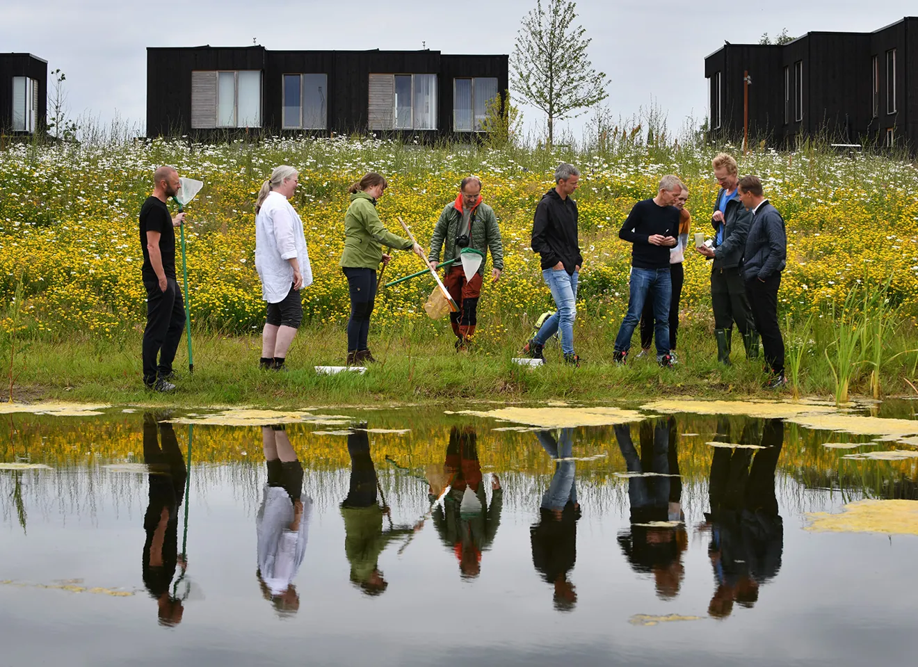 En gruppe mennesker renser regnvannsjøen