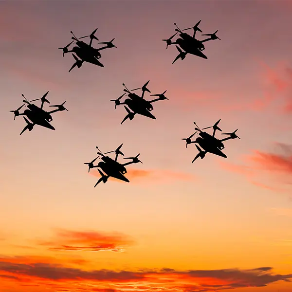 Seks droner som flyr