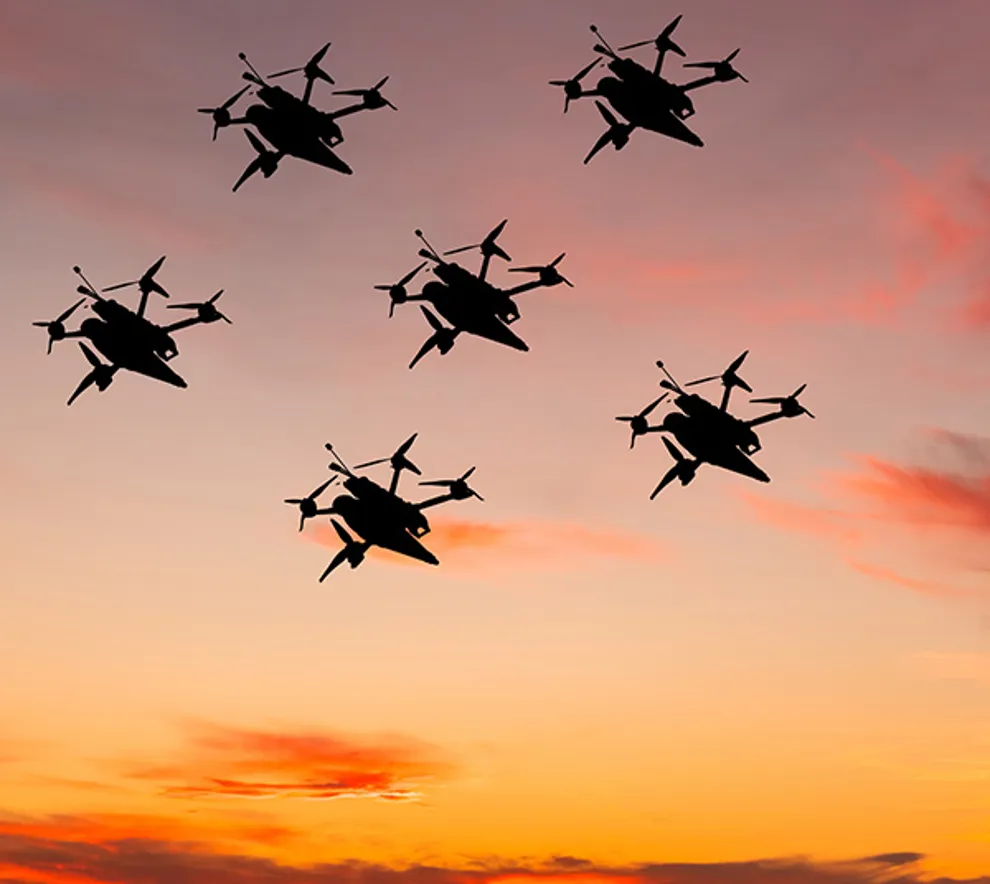 Seks droner som flyr