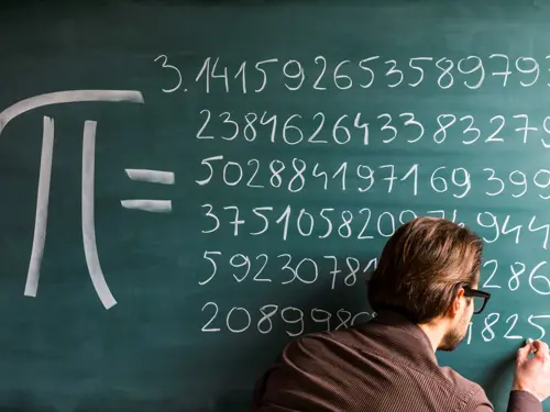 Mann som skriver pi-tall på tavle