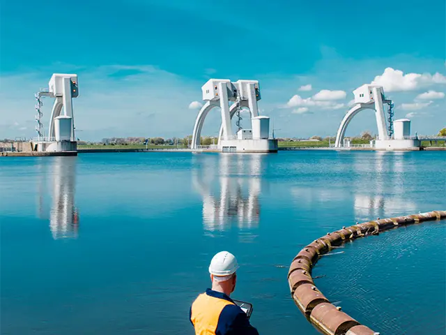 Arbeider som ser på vannkraftverk