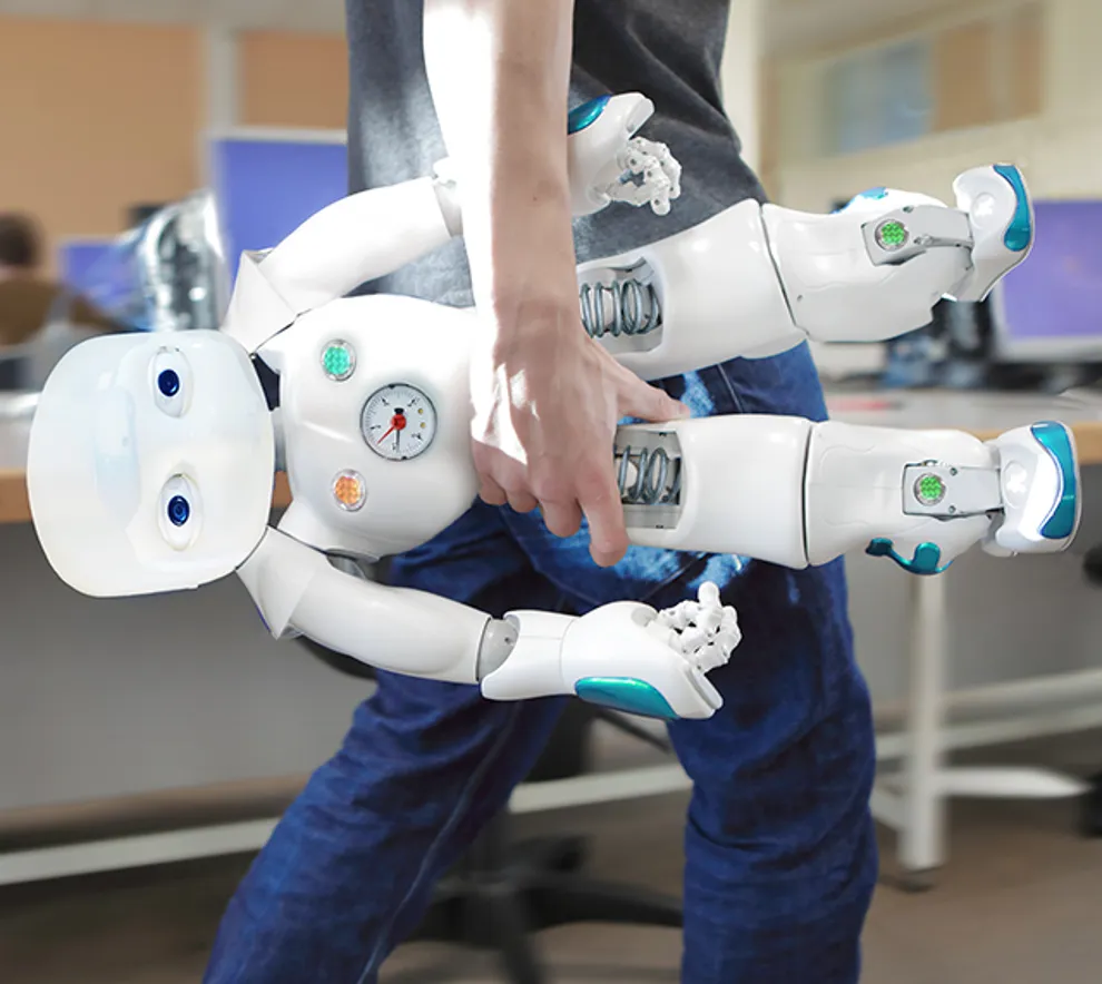 Menneske tar en robot under armen og går