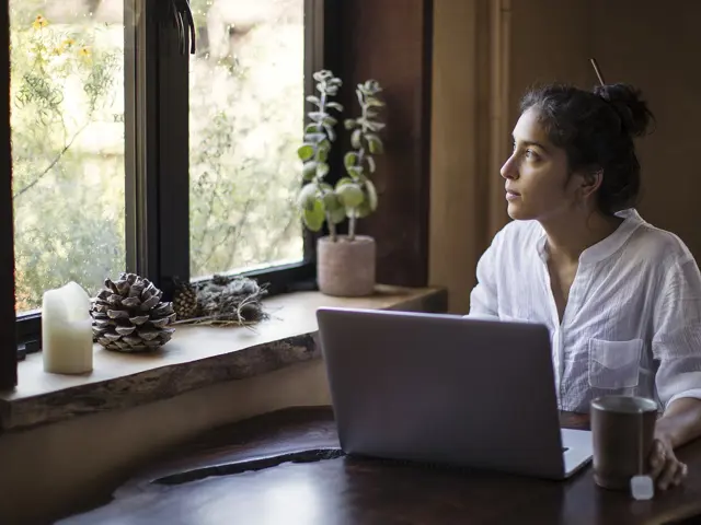 Kvinne på hjemmekontor