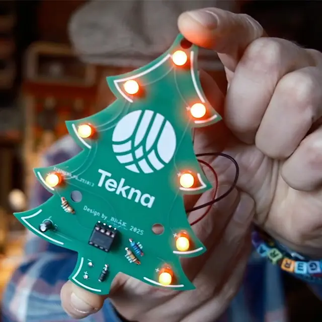 Et egenlaget juletre med Tekna-logo