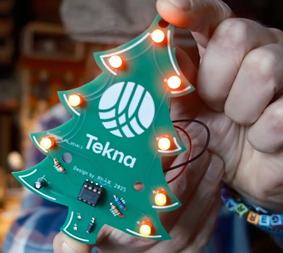 Et egenlaget juletre med Tekna-logo