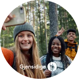 Tre unge kvinner i skogen ta selfie med mobilen