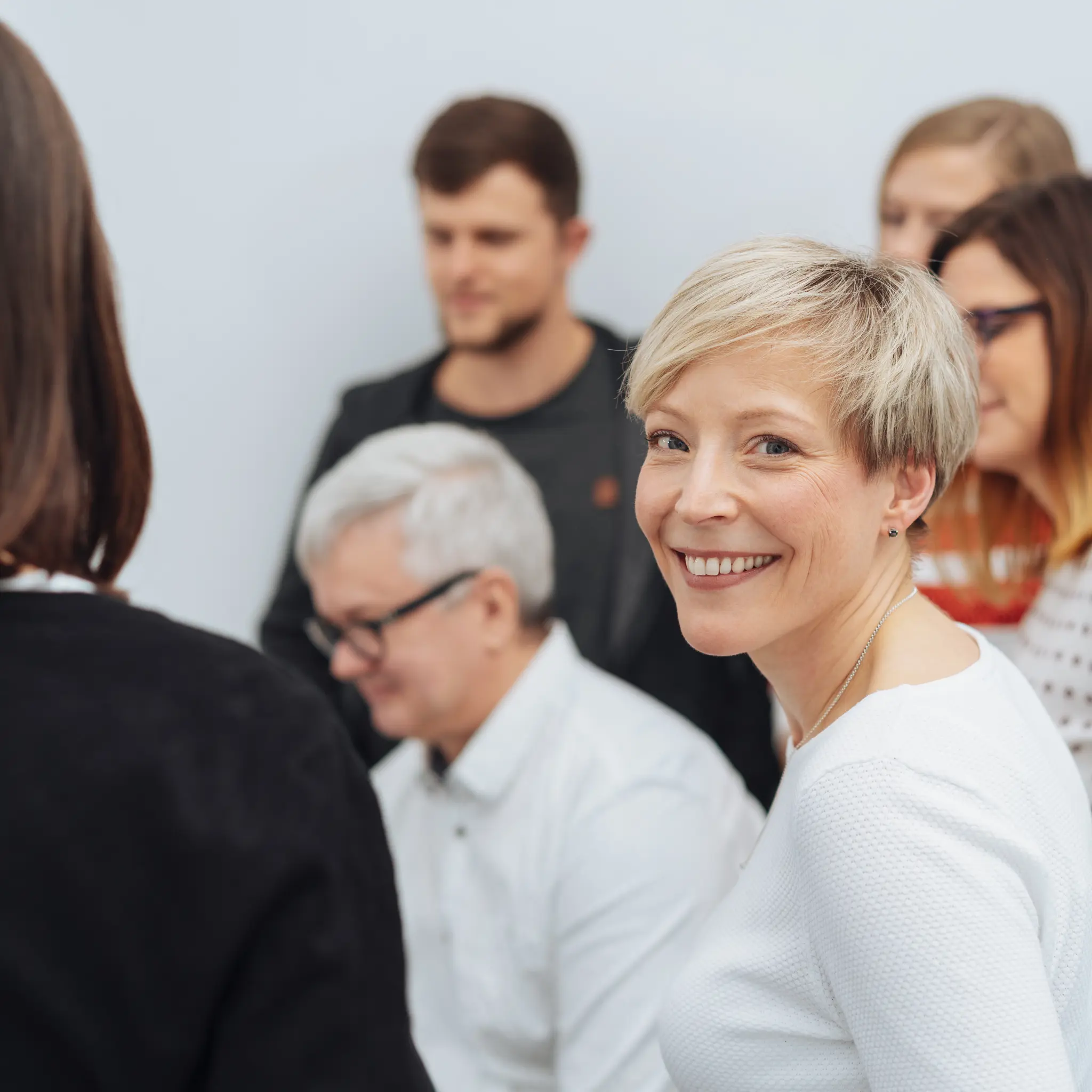 Kvinne smiler til kamera