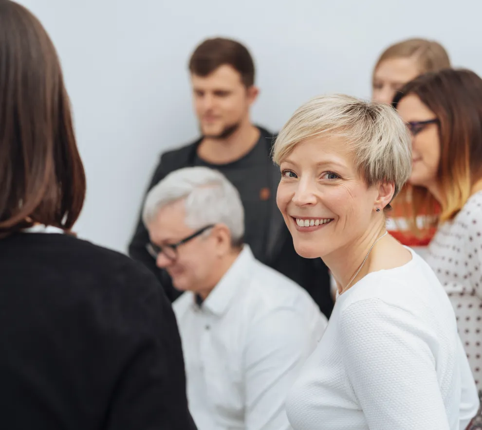 Kvinne smiler til kamera