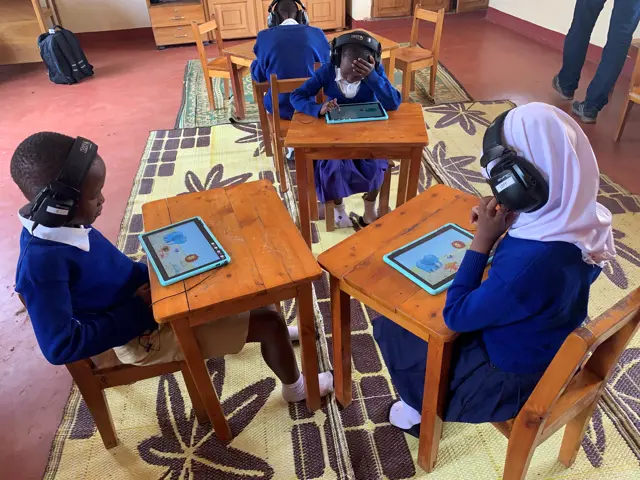 Barn og lærer med spillbasert hørselstest