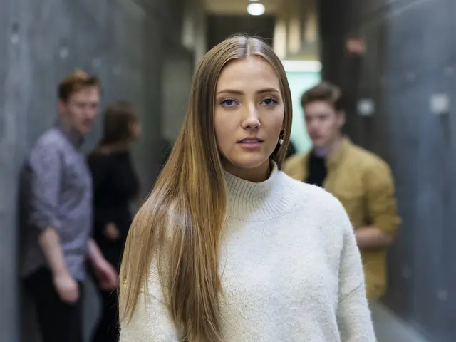 Kvinne som ser i kamera