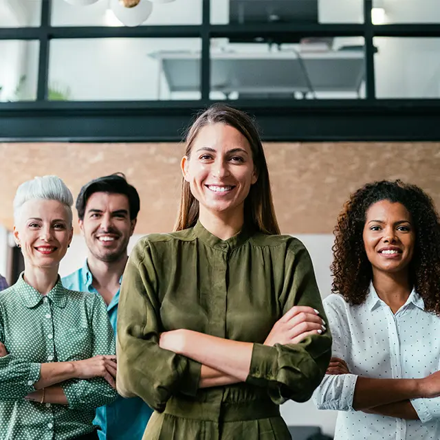 Kvinne som ser sterk og smilende ut