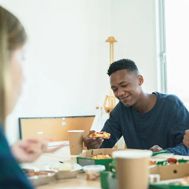 Mann som spiser lunsj