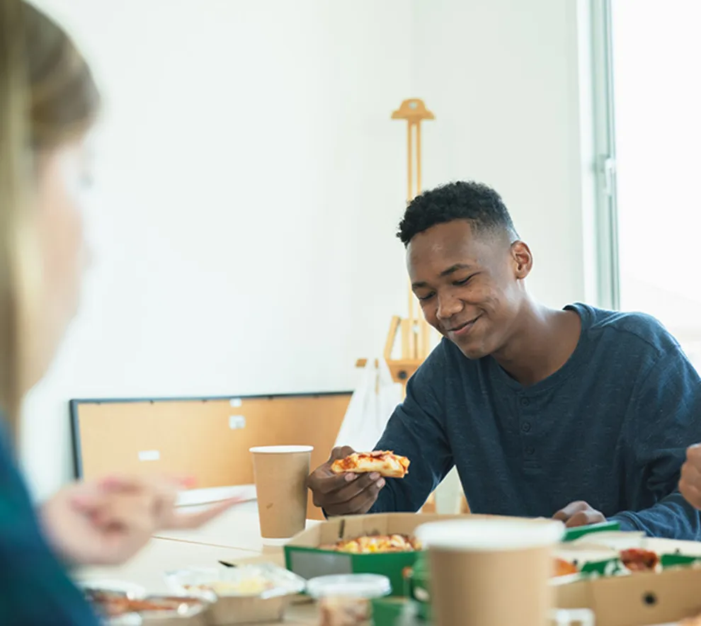 Mann som spiser lunsj