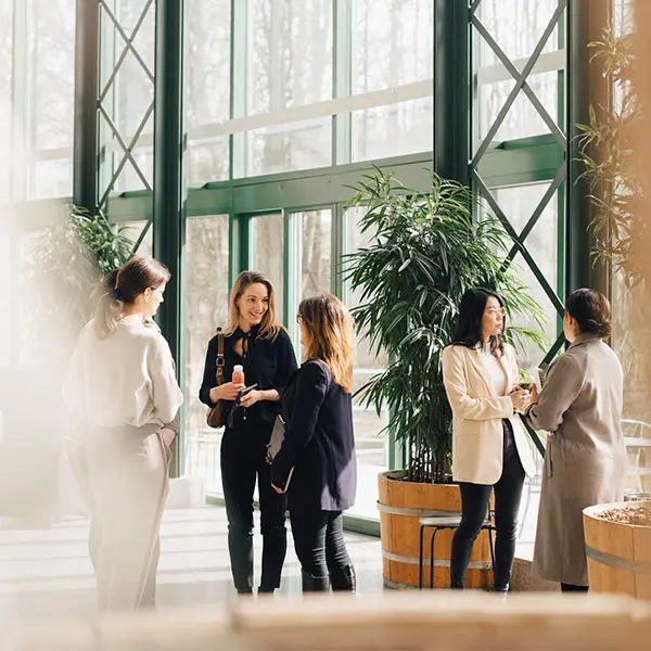 Unge mennesker i samtale