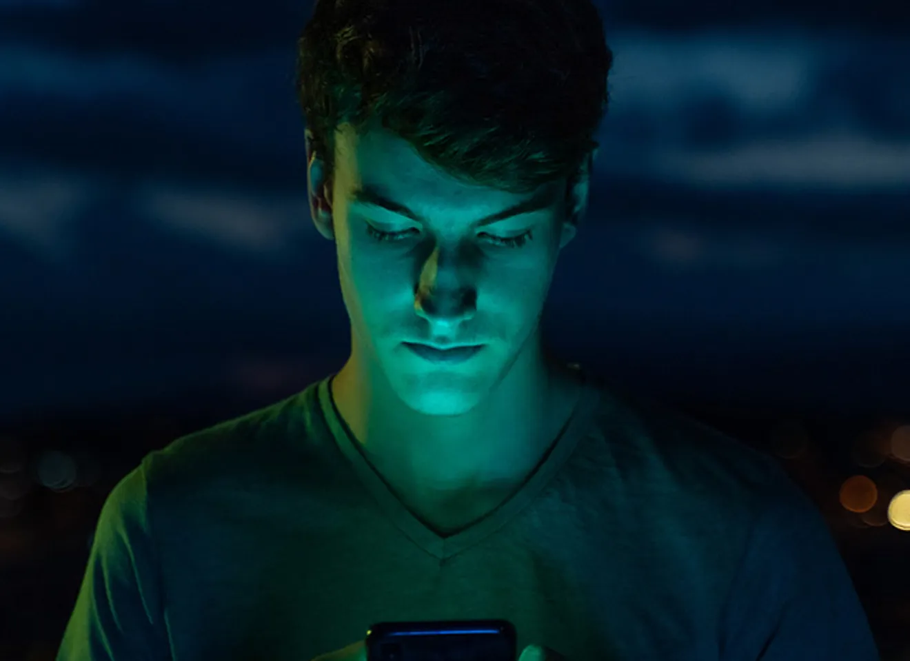 Mann som ser på telefonen