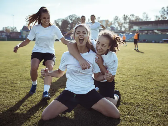 Fotballspillere feirer etter scoring 