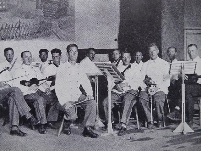 Gammel sorthvit bilde av ingeniører på en scene som spille i orkester