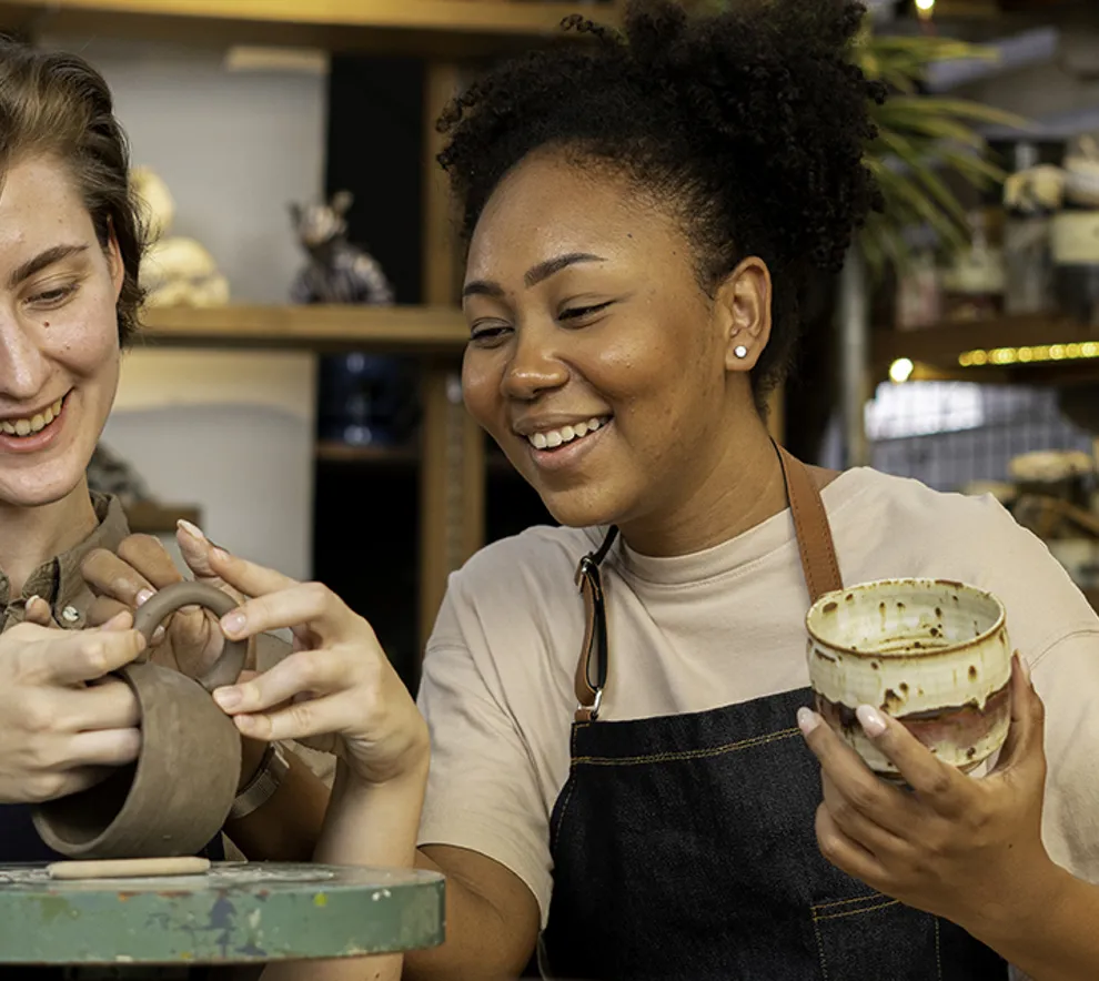To damer som lager keramikk
