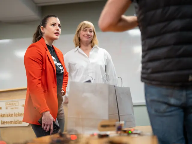 Visepresident Elisabet Haugsbø ved siden av en annen kvinne, mann står med ryggen til 