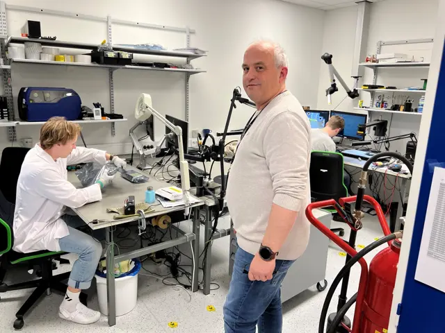 Eldre mann og 2 unge ingeniører