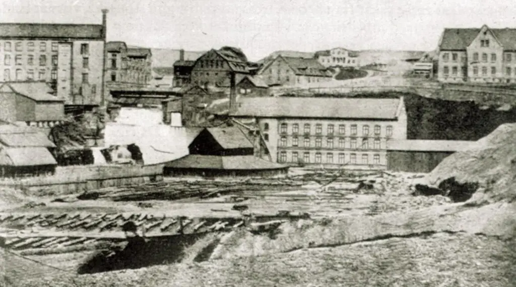 Svart hvitbilde av gamle industribygg langs akerselva i Kristiania 