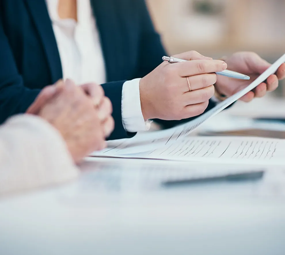 Mennesker som leser dokumenter