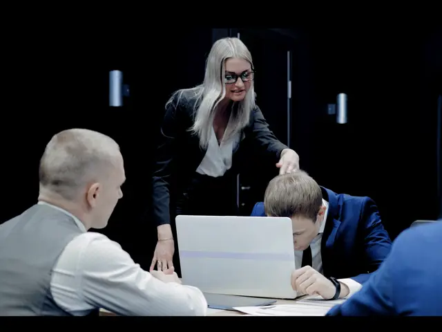 Kvinne som bruker hersketeknikk på kollega