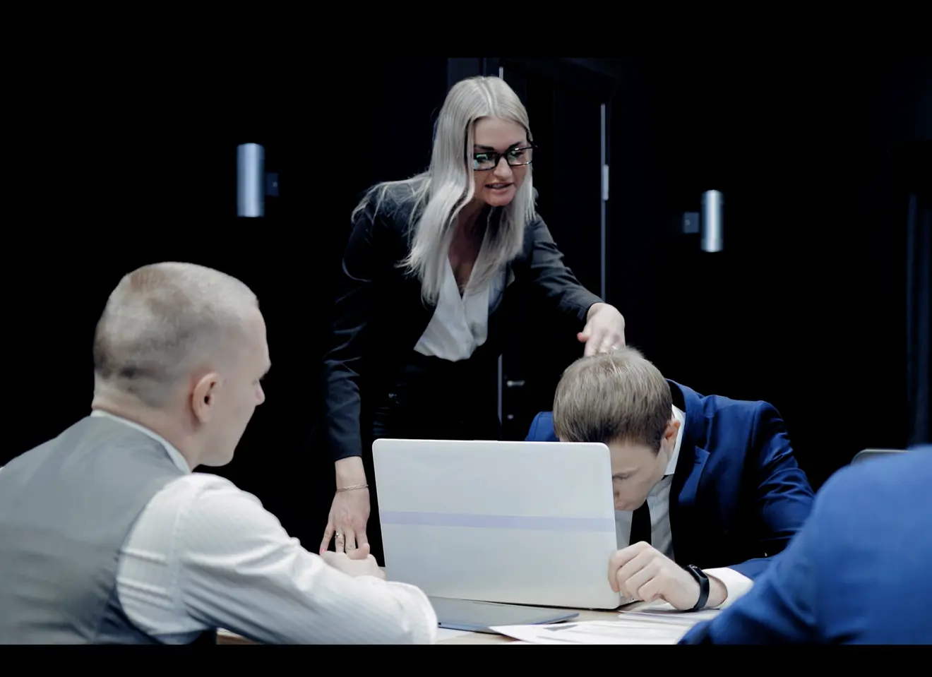 Kvinne som bruker hersketeknikk på kollega