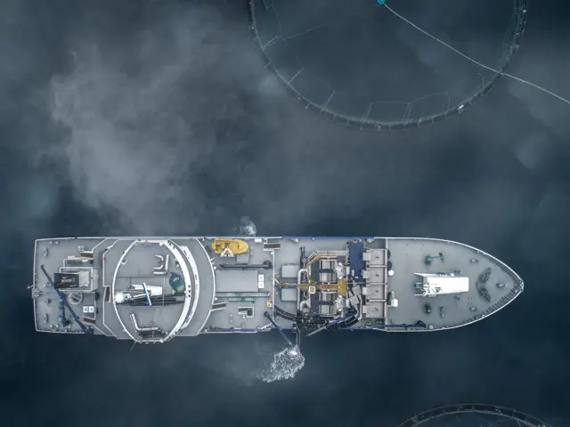 Båt som henter fisk fra RAS-annlegg