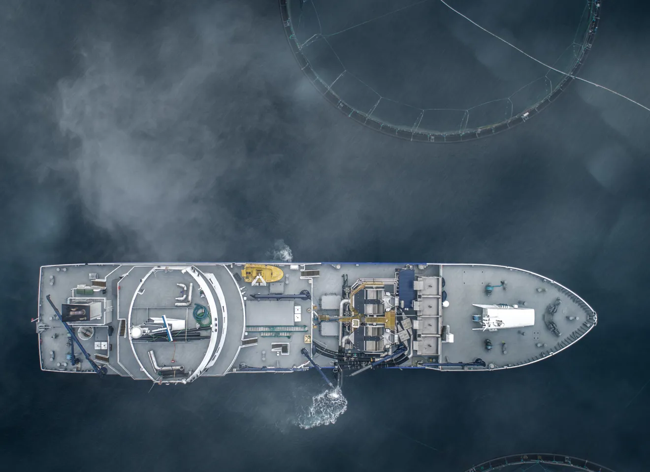 Båt som henter fisk fra RAS-annlegg