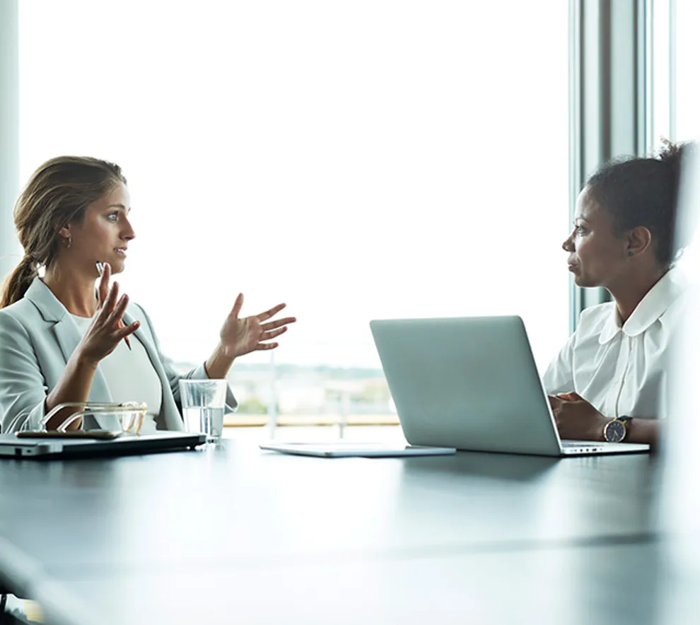 To personer i samtale