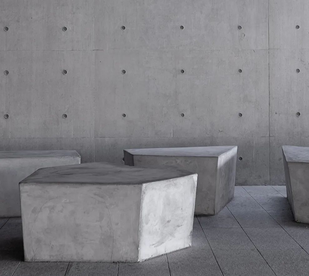 Fire betongelementer ved en vegg av betong