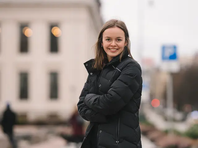 Rebekka Lie ute og smiler