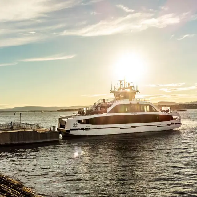 Ruterbåt, elektrisk som legger til kai ved en brygge, Oslofjorden