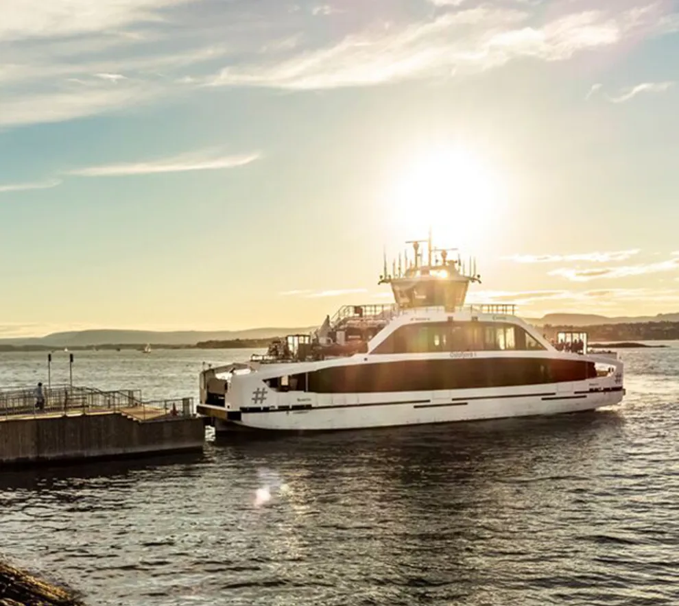 Ruterbåt, elektrisk som legger til kai ved en brygge, Oslofjorden