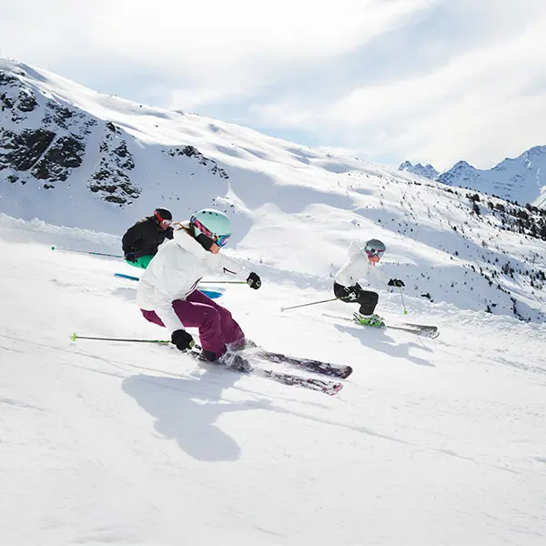 Tre personer som står på slalåm