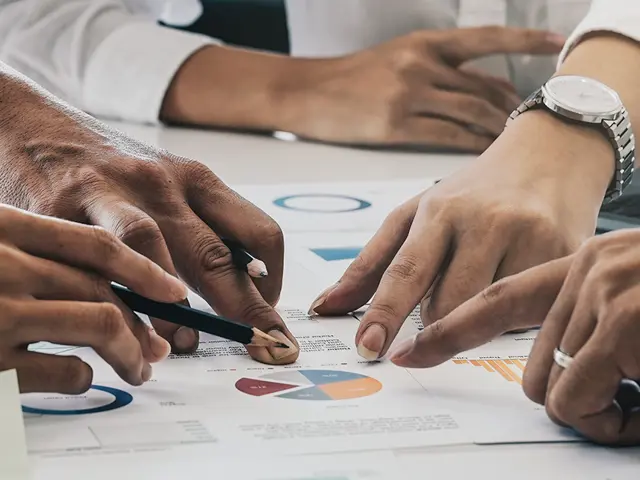 Gruppe som finner økonomisk informasjon i illustrasjoner