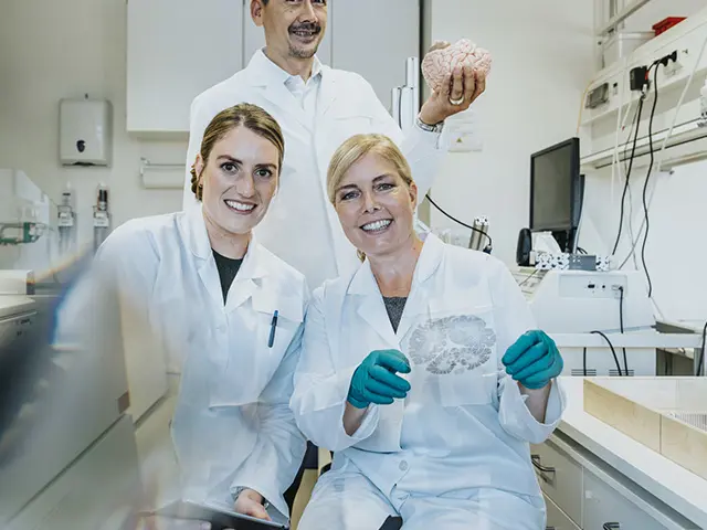 Tre forskere på en lab