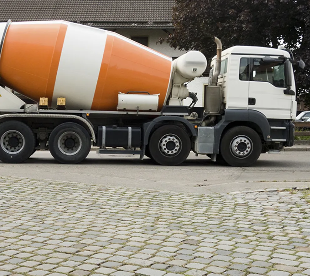 Hvit og orange betongbil