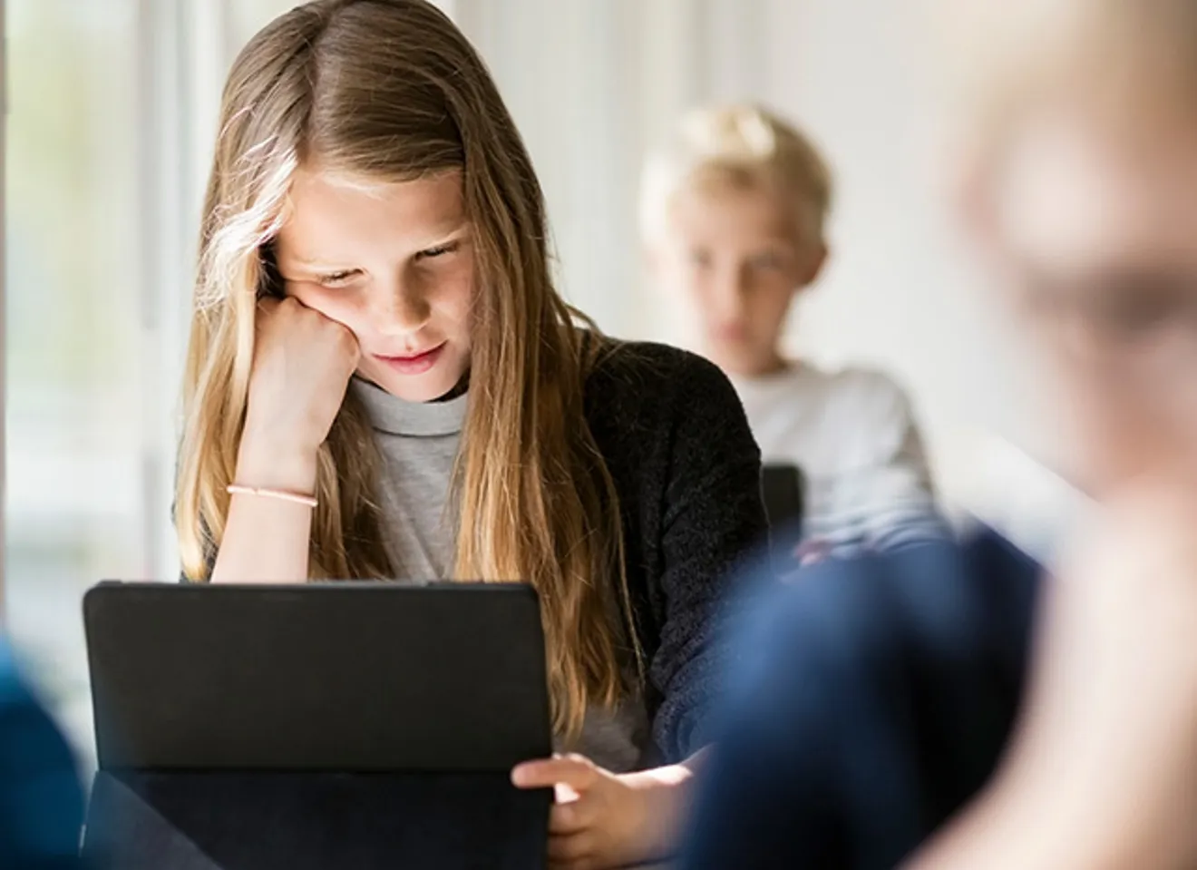 Jente foran skjerm på skolen