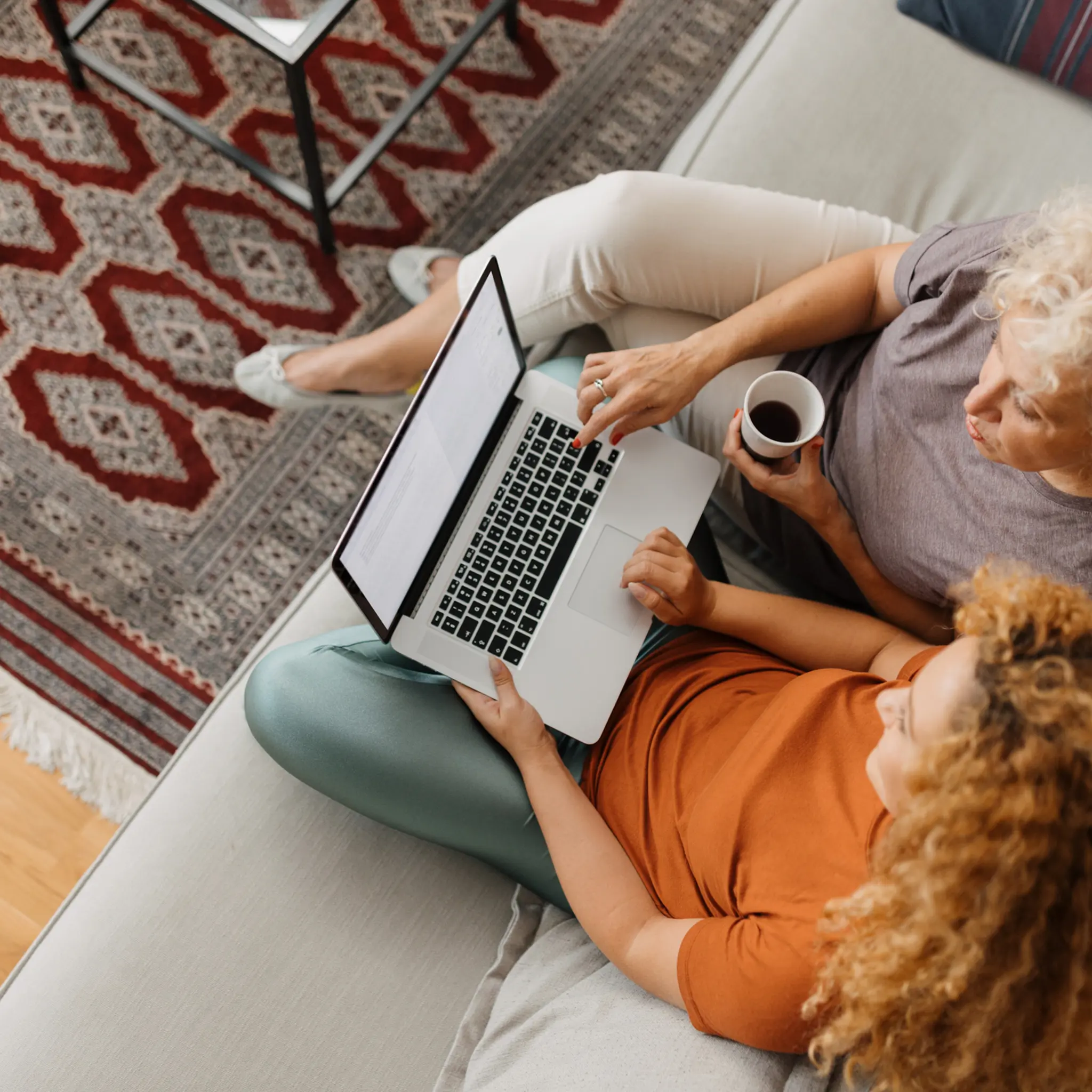 ung og eldre kvinne jobber sammen på PC