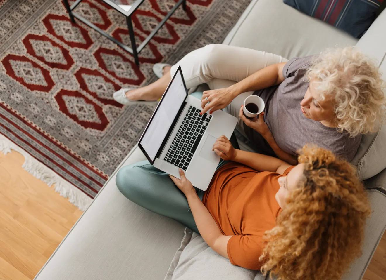 ung og eldre kvinne jobber sammen på PC