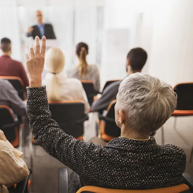 Kvinne som rekker opp hånden