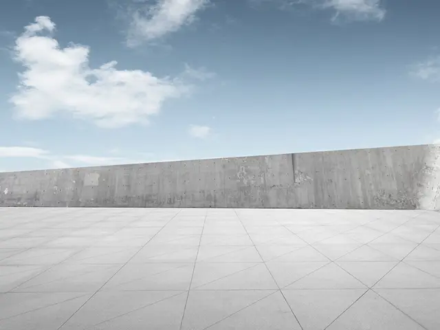 Betongelement på betongoverflate