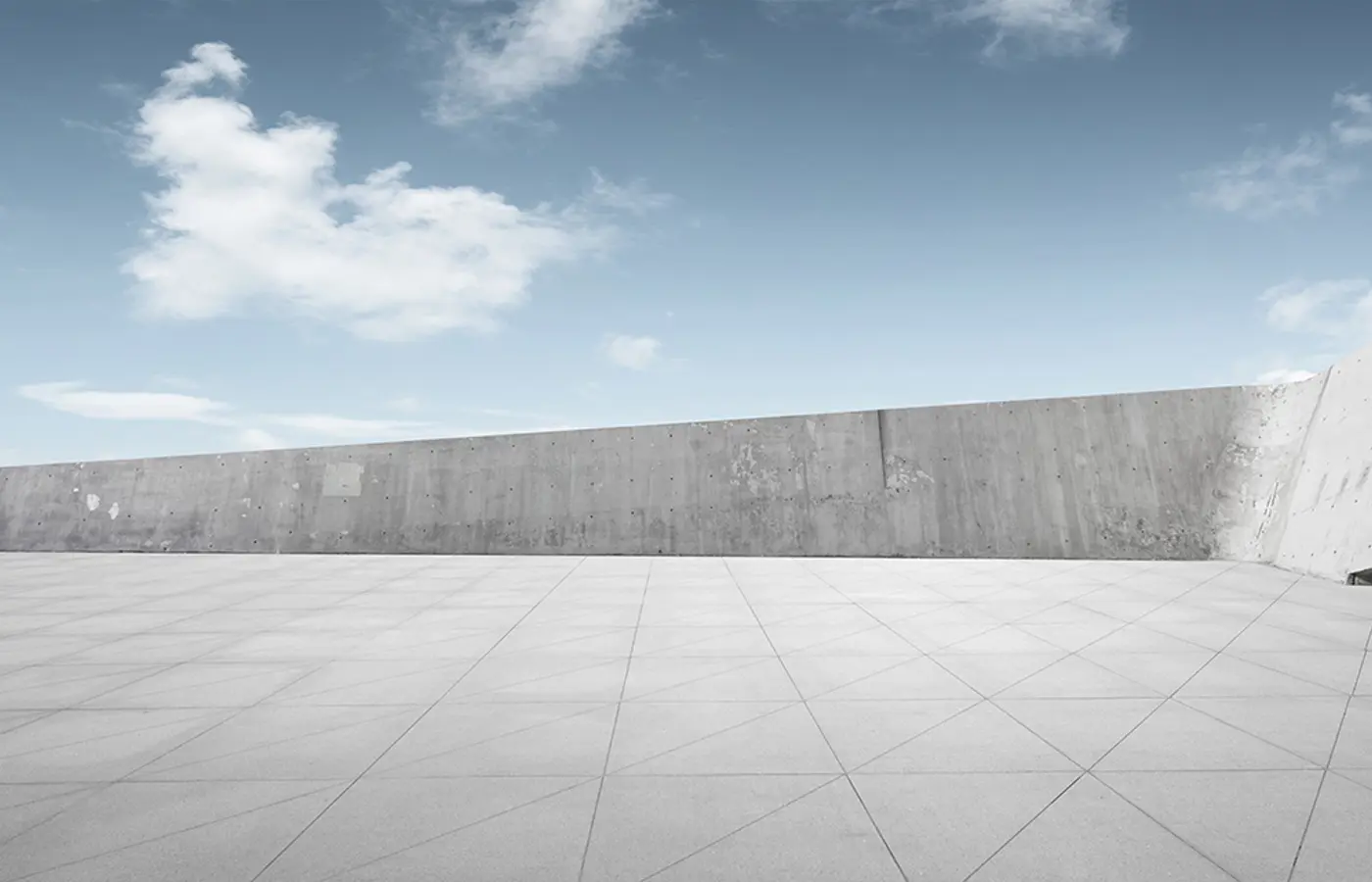 Betongelement på betongoverflate